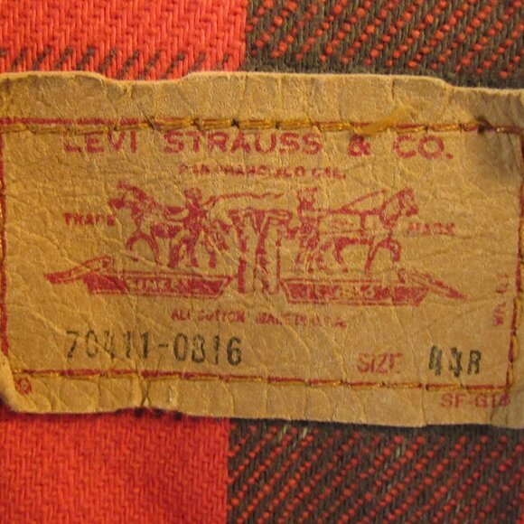 Vintage Made in the USA Levi's Lined Blue Denim Jacket with Graphic 44R - Picture 3 of 8